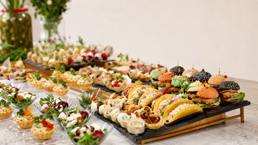 Proste przekąski na imprezę: mini burgery, tacos, tortille, tartaletki i małe sałatki